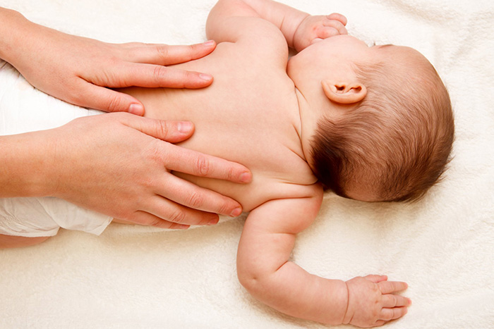 L'ostéopathie pour rééquilibrer le corps des bébés